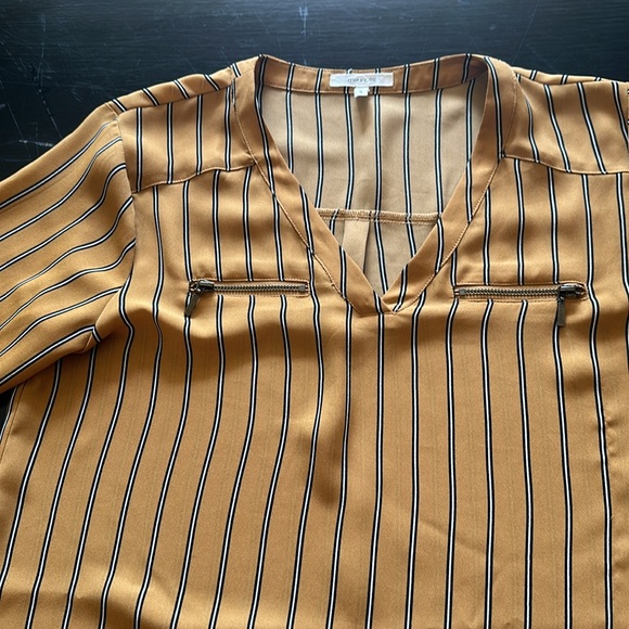 100% Polyester size small blouse - Picture 3 of 4